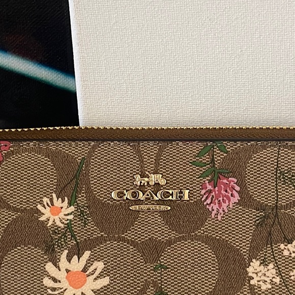 Coach
LONG ZIP AROUND WALLET IN SIGNATURE CANVAS WITH WILDFLOWER PRINT - Picture 3 of 7